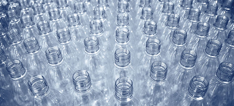 Mazivo Lusin® zabraňuje zablokování výrobní linky PET lahvemi.