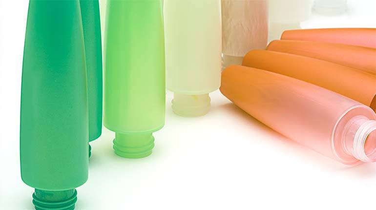 Fallstudie Kunststoffverarbeitung: Reinigungsgranulat für Farbwechsel bei Herstellung von Kosmetikverpackungen aus SAN Polymer
