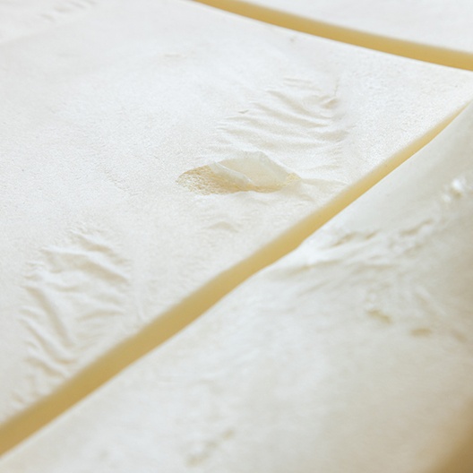 Skinning of polyurethane foam cushion in an automotive seat cushion